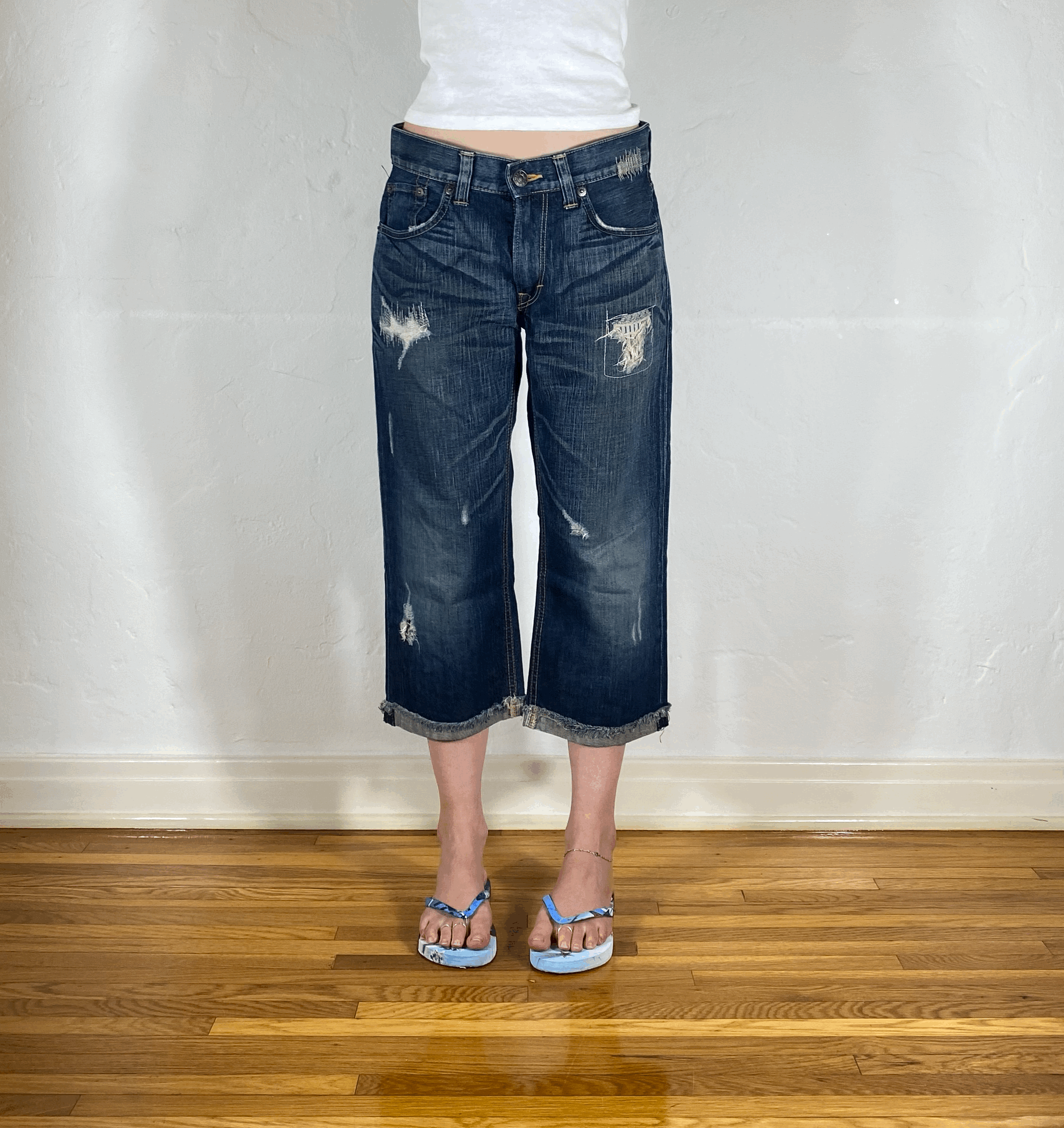 Distressed Capri Jeans, M