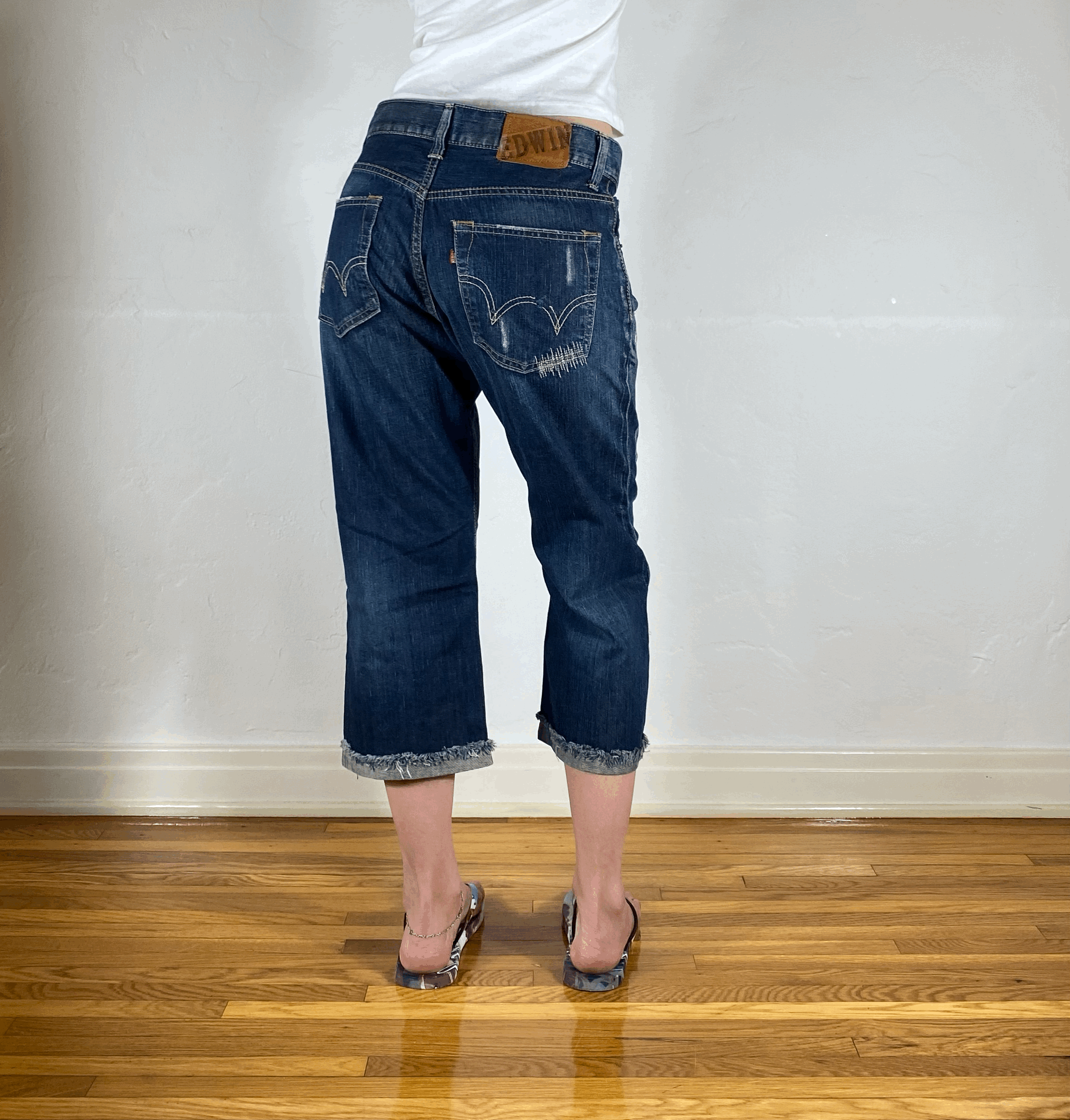 Distressed Capri Jeans, M